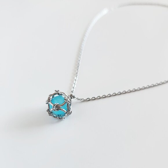 Aquamarine blue caged pearl necklace with a small silver chain - Picture 6 of 12